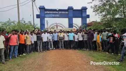 ବାଙ୍ଗିରିପୋଷି: ଗାଙ୍ଗରାଜ ସ୍ଥିତ ଗ୍ରାମ୍ୟ ଉନ୍ନୟନ ମଣ୍ଡଳ ମୁଖ୍ୟ ନିର୍ମାଣ ଯନ୍ତ୍ରୀଙ୍କ କାର୍ଯ୍ୟାଳୟ ଘେରାଉ କଲା ଭଞ୍ଜସେନା