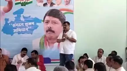 जौरा: शहर के गांधी आश्रम में कांग्रेस पार्टी के वरिष्ठ नेता संगठन सृजन अभियान के तहत कार्यकर्ताओं से हुए रूबरू
