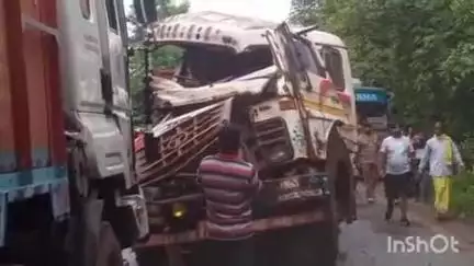 ଚମ୍ପୁଆ: ଚମ୍ପୁଆ କଲେଜ ନିକଟରେ ଦୁଇ ଟ୍ରକ ମୁହାଁମୁହିଁ ଧକ୍କା, ଜଣେ ଡ୍ରାଇଭର ଗୁରୁତର