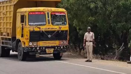 लहार: लहार एसडीएम ने ओवरलोड और बिना रॉयल्टी का डंपर पकड़ा