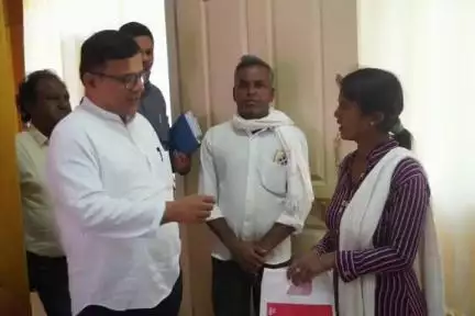 ಹಾನಗಲ್: ಜನರನ್ನು ಕಚೇರಿಗೆ ಅಲೆದಾಡಿಸದೇ ಕೆಲಸ ಮಾಡಿಕೊಡಿ: ಪಟ್ಟಣದಲ್ಲಿ ಶಾಸಕ ಶ್ರೀನಿವಾಸ್ ಮಾನೆ