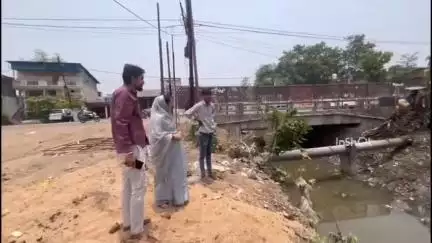 होशंगाबाद नगर: वार्ड क्रमांक 17 में नाले की सफाई कार्य का नगर पालिका अध्यक्ष ने किया निरीक्षण, दिए निर्देश