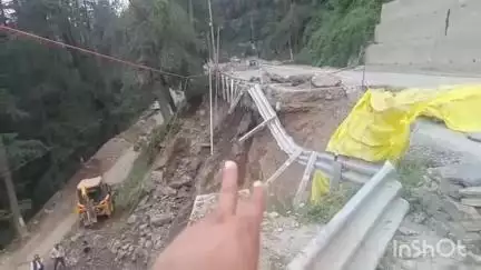 ठियोग: NH-5 ठियोग सड़क पर डंगा लगाने का काम युद्ध स्तर पर जारी, प्रशासन ने जुलाई से पहले काम पूरा करने का दिया आश्वासन
