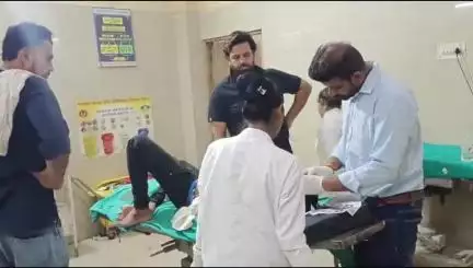 बांसवाड़ा: कोतवाली थाना क्षेत्र के मदारेश्वर रोड स्थित नहर किनारे घायल पड़े युवक का एमजी अस्पताल में उपचार जारी