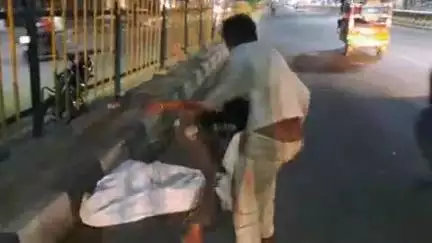 फिरोज़ाबाद: प्राइवेट ट्रामा सेंटर के पास बीच रोड पर जमकर चले लात-घूसे, लाइव वीडियो सोशल मीडिया पर हुआ वायरल
