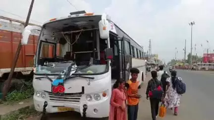 सरैयाहाट: सरैयाहाट/हंसडीहा थाना के पास बस एजेंट ने केरल नंबर की बस में की तोड़फोड़, पैसेंजर विवाद बना कारण