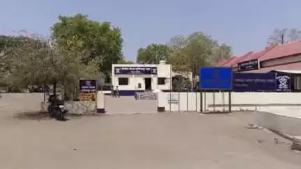 मुर्तीजापूर: जुनी वस्ती भीम नगर येथे राहत्या घरासमोर ४४ वर्षिय इसमाला क्षुल्लक कारणावरून मारहाण, दोघा आरोपी विरुद्ध गुन्हा दाखल