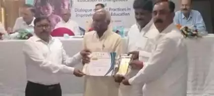 प्रधानाध्यापक को लखनऊ में उत्कृष्ट कार्य के एक कार्यक्रम में सम्मानित किया गया ।