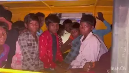 नवादा: भगत सिंह चौक के पास बारात जाने के दौरान एक गाड़ी पर बच्चों की जबरदस्त भीड़