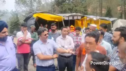 नैनीताल: सेनिटोरियम बाईपास में बुधवार को एडीएम विवेक रॉय और आरटीओ गुरदेव सिंह ने किया निरीक्षण