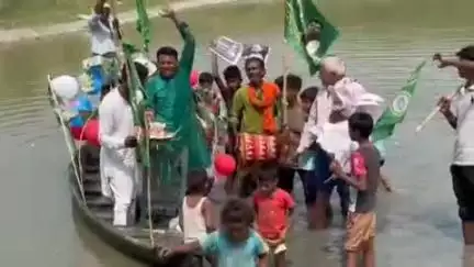 भगवानपुर: राजद सुप्रीमो लालू प्रसाद यादव का 78वां जन्मदिवस: नाव पर काटा केक, राजद कार्यकर्ता केदार यादव नाव से गिरे