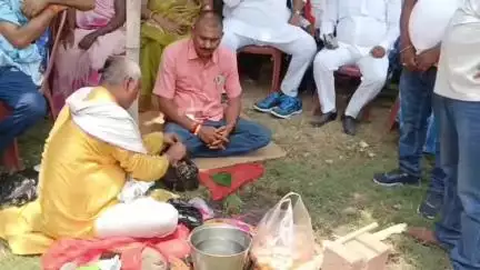धरहरा: बंगलवा पंचायत में पंचायत सरकार भवन के निर्माण से पहले भूमि पूजन किया गया