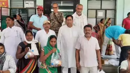 बेलागंज: डॉ. गौरी शंकर लाल अग्रवाल की पुण्यतिथि पर सामुदायिक स्वास्थ्य केंद्र में फल वितरण