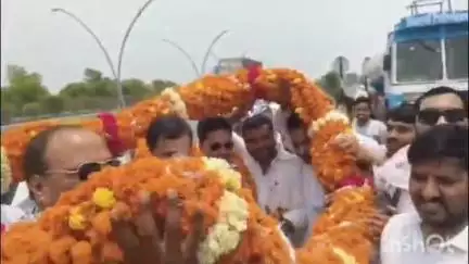 छिबरामऊ: आगरा-लखनऊ एक्सप्रेस-वे के कट पर भाजपा कार्यकर्ताओं ने दर्जा प्राप्त राज्य मंत्री का 51 किलो की माला पहनाकर किया स्वागत