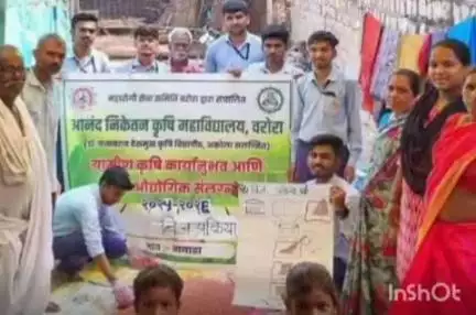 वरोरा: विद्यार्थ्यांकडून 
खरीप हंगामातील महत्त्वाच्या तंत्रज्ञानाबाबत व बीज प्रक्रियेबद्दल आसाळा येथे शेतकऱ्यांना मार्गदर्शन