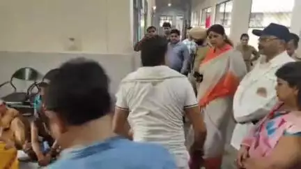 फर्रुखाबाद: जिला अस्पताल लोहिया का निरीक्षण करने पहुंची राज्य महिला आयोग की अध्यक्ष तो व्यवस्थाएं मिली ध्वस्त #jansamasya