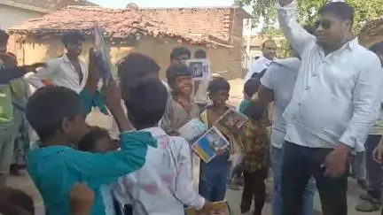 मदनपुर: मदनपुर महादलित टोला में RJD नेताओं ने लालू यादव के जन्मदिन पर छात्र-छात्राओं के बीच पठन-पाठन सामग्री का वितरण किया