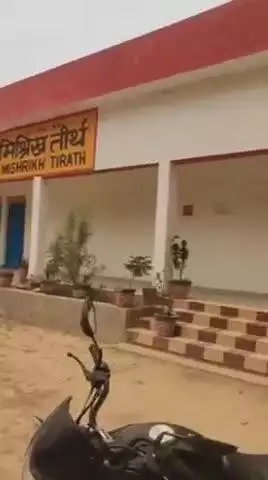मिश्रिख: मिश्रिख रेलवे स्टेशन में टिकट ना मिलने से परेशान यात्रियों ने वीडियो बनाकर किया वायरल