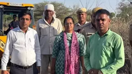 नोखा: सलुडीया गांव में रास्ता खोलो अभियान के तहत प्रशासन ने बंद रास्ता खुलवाया