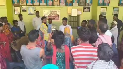 बाघमारा/कतरास: चिटाही स्थित बाघमारा के विधायक शत्रुघ्न महतो ने सुनी लोगों की समस्या, समाधान का दिया आश्वासन