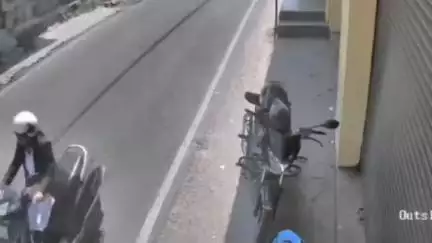 धर्मशाला: दाड़ी में सड़क किनारे खड़ी बाइक से हेलमेट चुराने वाले दो युवकों का मामला दुकान के सीसीटीवी कैमरे में कैद हुआ