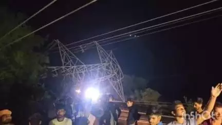 विदिशा: विदिशा-बैरसिया मार्ग पर हाईटेंशन लाइन का टावर गिरने से दो दर्जन गांवों की बिजली गुल
