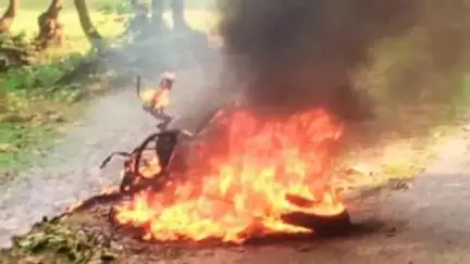 गोमिया: बासोवार और कर्री जंगल के बीच चलती बाइक में लगी आग, बाइक सवार झुलसा
