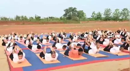 ନବରଙ୍ଗପୁର ପୋଲିସ ଷ୍ଟେସନ: ନବରଙ୍ଗପୁର ସ୍ଥିତ 12Bn CRPF କ୍ୟାମ୍ପ ପରିସରରେ  ସ୍ୱାଧୀନତା ସଂଗ୍ରାମୀ ଏବଂ ଯୁଦ୍ଧ ନାୟକଙ୍କ ସହ ଯୋଗକାର୍ଯ୍ୟକ୍ରମ ଅନୁଷ୍ଠିତ