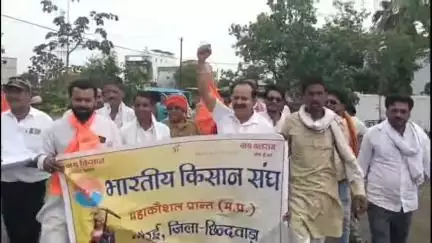 चौरई: चौरई नगर में भारतीय किसान संघ ने समर्थन मूल्य पर मूंग खरीदी की मांग के साथ रैली निकाली, ज्ञापन सौंपा