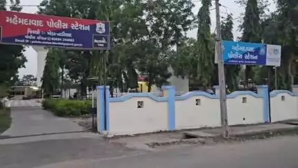 મહેમદાવાદ: કનીજના નદીપટમાં કટિંગવેળા પોલીસે દરોડો પાડી ટ્રેલરમા પથ્થરની આડમાં રૂ, 7,42 લાખનો વિદેશી દારૂ સાથે બે ઈસમોને ઝડપી પાડ્યા