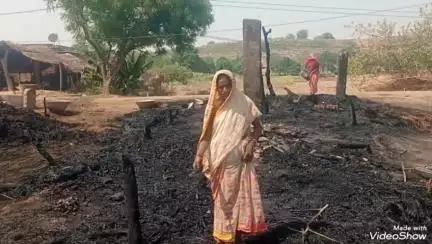 मिर्ज़ापुर: बलापुर गांव में मड़हे में आग लगने से युवती झुलसी व 2 बकरी के बच्चों की हुई मौत, 5 क्विंटल अनाज भी जला