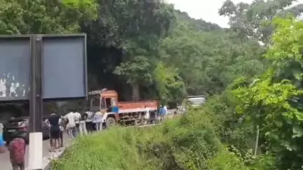 கொடைக்கானல்: கொடைக்கானலில் போதையில் சரக்கு லாரியை நடுரோட்டில் நிறுத்திய ஓட்டுநர், வரிசையாக வாகனங்கள் நின்று போக்குவரத்து பாதிப்பு
