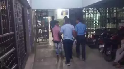 রানিনগর ২: রামনগর গ্রামে জলতোলা মটর চুরি করে পালাতে গিয়ে আটক চোর চিকিৎসার জন্য আনা হলো হাসপাতালে