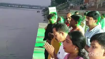 हाजीपुर: हाजीपुर के कौनहारा घाट पर काशी विश्वनाथ की तर्ज पर भव्य आरती का आयोजन किया गया