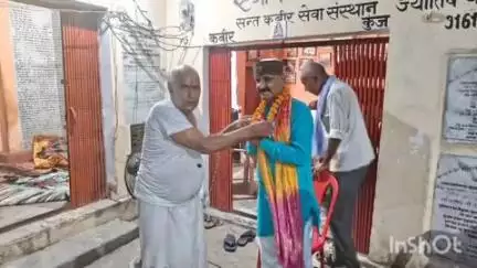तुलसीपुर: विधायक तुलसीपुर कैलाश नाथ शुक्ला ने लाल नगर सिपहिया में संत कबीर सेवा संस्थान में भंडारे में भाग लिया