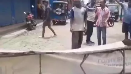 রায়গঞ্জ: রাস্তার কাজে ঢিলেমির প্রতিবাদে রায়গঞ্জে বন্দরবাজারে বিক্ষোভ স্থানীয়দের #jansamasya