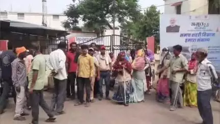 जबलपुर: श्री बर्फानी सिक्योरिटी सर्विस के विरोध में सफाईकर्मी, समय पर वेतन न देने का आरोप
