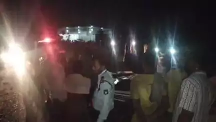 चिलमटोला के समीप शराब के नशे में युवक चला रहा था ट्रैक्टर, ट्रैक्टर ट्रॉली पलटने से ट्रॉली पर सवार युवक दबा