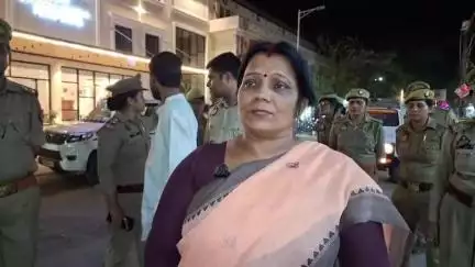 सेवराई: शहर में पैदल गश्त करने निकली उत्तर प्रदेश राज्य महिला आयोग की सदस्य सुनीता श्रीवास्तव ने महिलाओं से की वार्ता