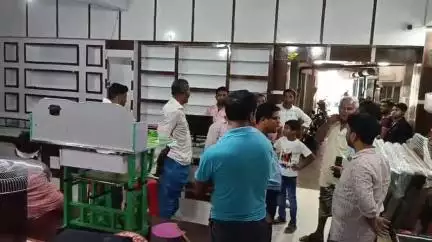 হরিহরপাড়া: হরিহরপাড়ায় ফার্নিচারের শোরুমে ক্রেতাদের মধ্যে ব্যাপক সংঘর্ষ আহত শোরুমের কর্মী