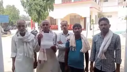 माधौगढ़: कुर्तला गांव में नाला न होने से ग्रामीण परेशान, उपजिलाधिकारी को दिया शिकायती पत्र