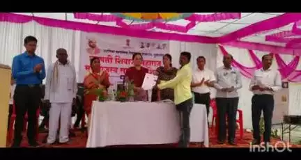 देऊळगाव राजा: मेव्हणा राजा येथे छत्रपती शिवाजी महाराज राजस्व
समाधान शिबिराचा लाभार्थ्यांनी लाभ घेतला
