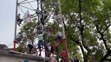 अचलपूर: आसेगावमध्ये प्रहार कार्यकर्त्यांचे टॉवरवर चढून आंदोलन; मागण्या मान्य न झाल्यास खाली उतरणार नाही – इशारा