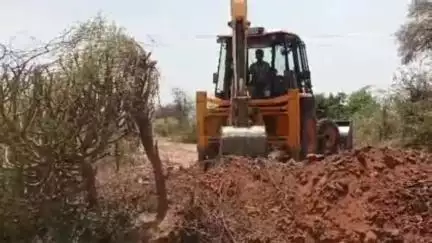रेवदर: रेवदर में दो गांवों को जोड़ने वाले रास्ते खुले, एक रास्ता समझाइश से खाली करवाया, दूसरे पर बेदखली की कार्रवाई