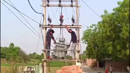 मुहम्मदाबाद: पब्लिक एप की खबर का बड़ा असर, महेशपुर द्वितीय में 15 दिनों से जिला ट्रांसफार्मर को विभाग ने बदला, अब मिलेगी बिजली