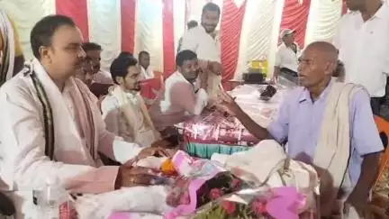 रफीगंज: फिता बिगहा में कार्यक्रम के दौरान किसान ने पूर्व विधायक को बिजली की समस्या से कराया अवगत, मिला निष्पादन का आश्वासन