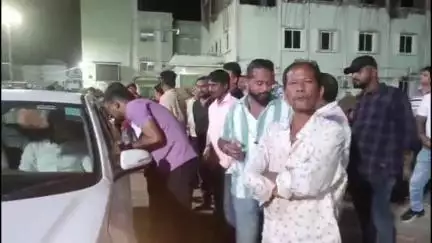 ଜଗତସିଂହପୁର: ବିଳମ୍ବିତ ରାତିରେ ଘୋଡାନ୍ସ ନିକଟରେ ବିଧାୟକଙ୍କ ଗାଡିକୁ ପଛରେ ପିଟିଲେ ବାଇକଚାଳକ,ଜଣେ ଗୁରୁତର ଓ ଜଣେ ସାମାନ୍ୟ ଆହତ