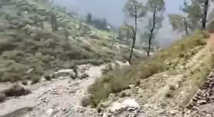 पोखरी: छड़ा तोक के समीप नौली कलसीर मोटर मार्ग भारी बारिश से मलबा और भू धंसाव के कारण अवरुद्ध हो गया है