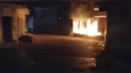 बदायूं: बदायूं के कुंवरगांव कस्बे में पटाखों के अवैध भंडारण में लगी भीषण आग, धमाके हुए