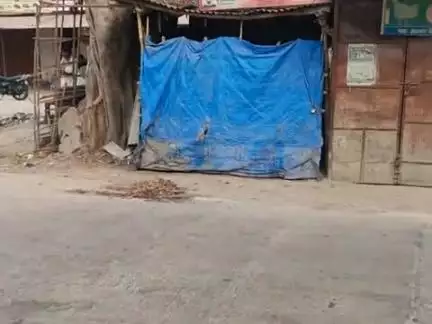 जंगल अमवा खिरकिया आजाद चौक 
मुर्गा बेचने वालों की मनमर्जी